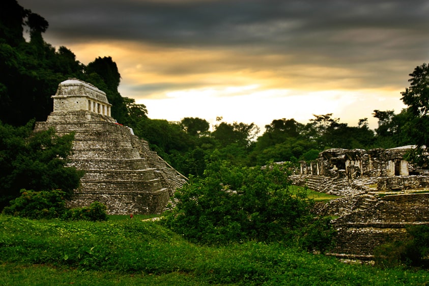 Aztecas y Mayas