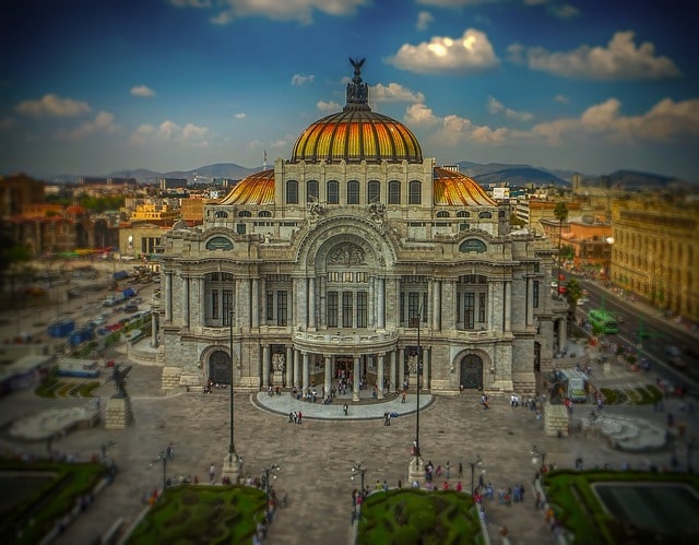 Aztecas y Mayas
