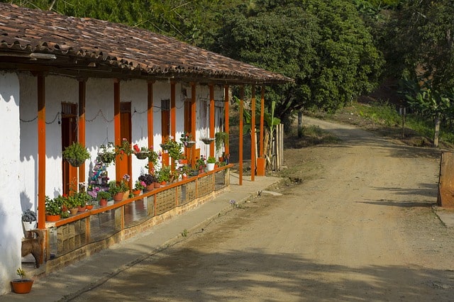Colombia Colonial y Moderna con playa