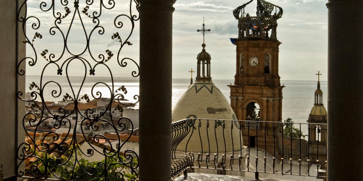 • Bellezas Coloniales y Puerto Vallarta