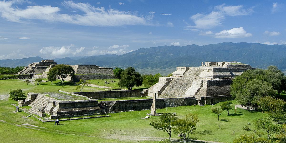 Aztecas y Mayas