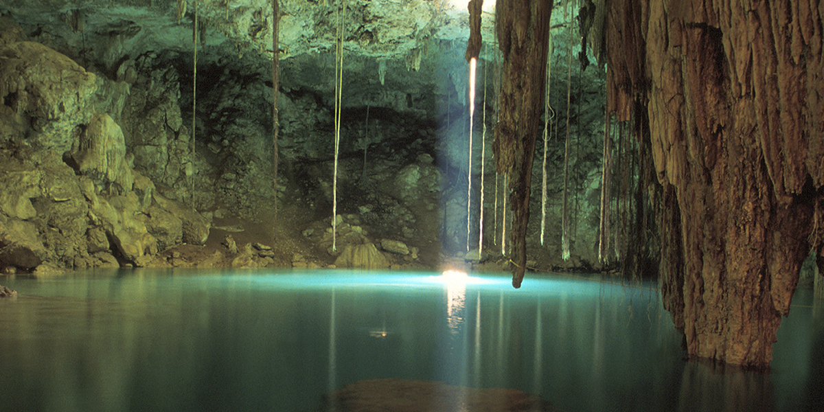• Cenotes y Pirámides