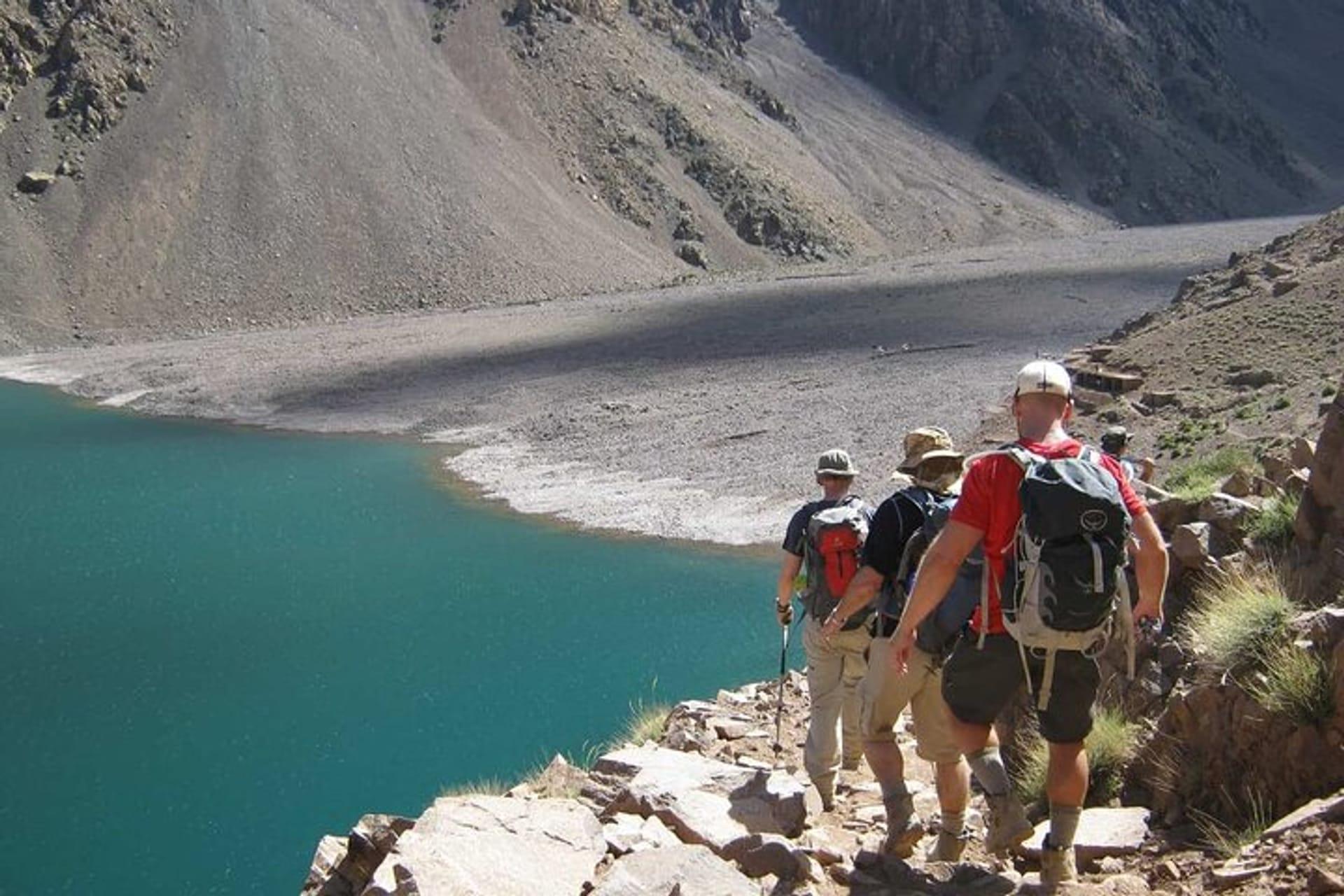 Caminata y campamento en frente del lago Ifni