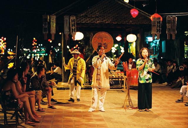 Espectáculo de circo, música y cultura del centro de Vietnam