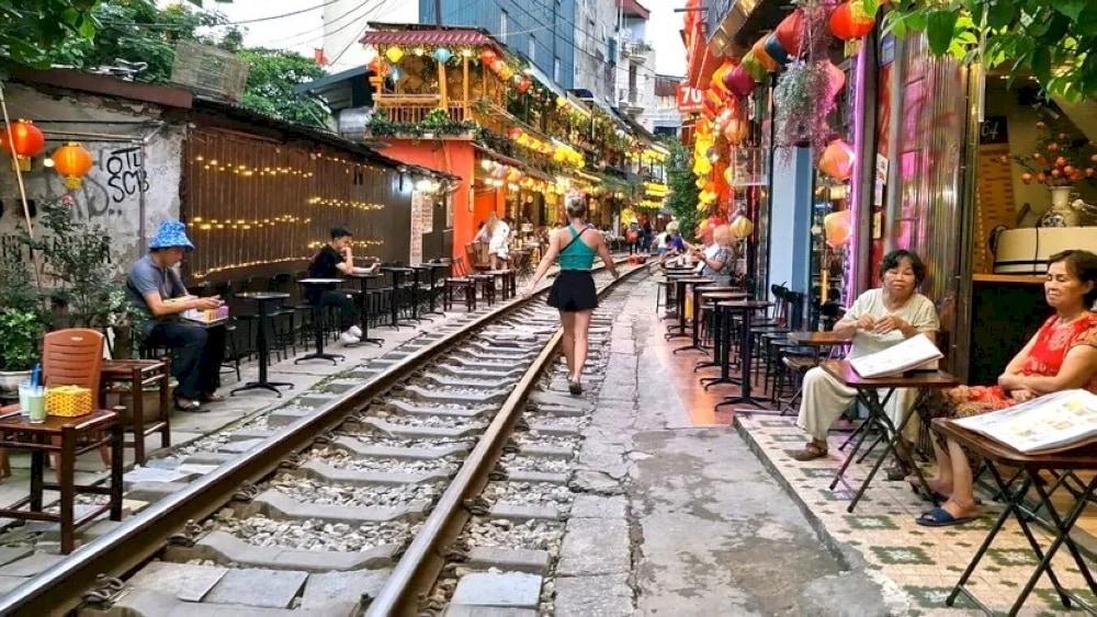 Descubre la ciudad milenaria Hanoi en moto y experimenta la gastronomía callejera!