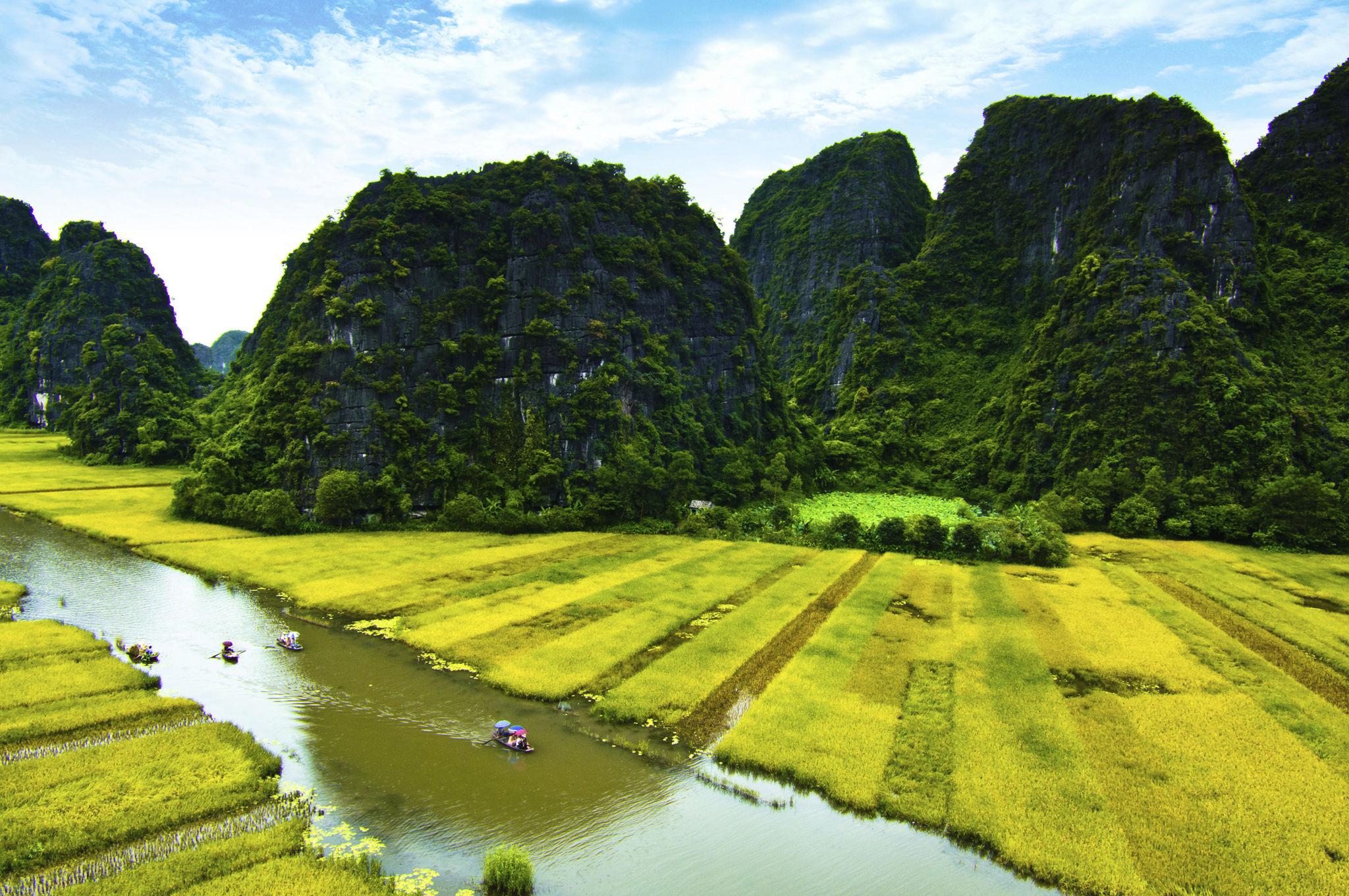 En barco en bahía de Halong seca - En bicicleta por los arrozales