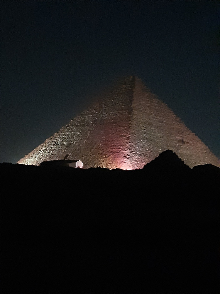 Cena y espectáculo nocturno en las pirámides de Giza