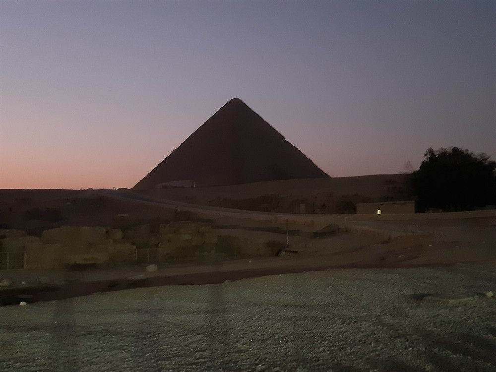 Cena y espectáculo nocturno en las pirámides de Giza