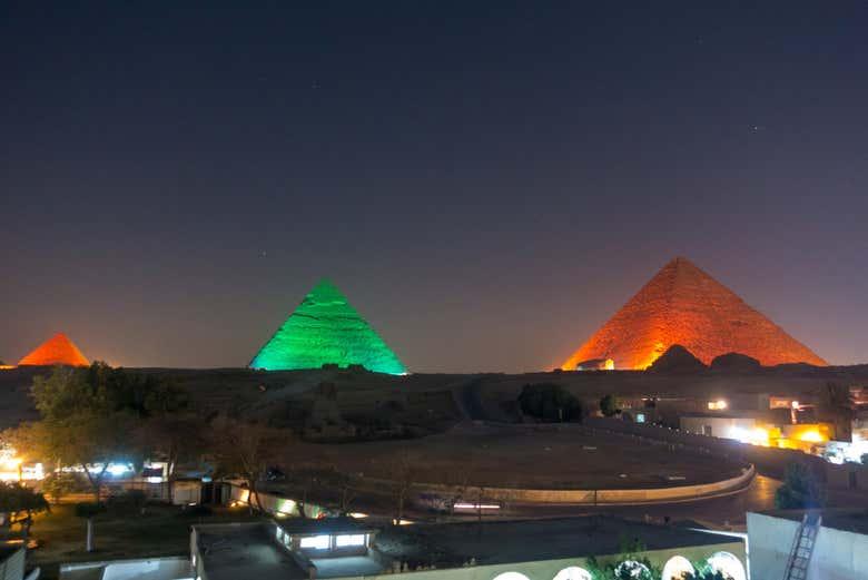 Cena y espectáculo nocturno en las pirámides de Giza