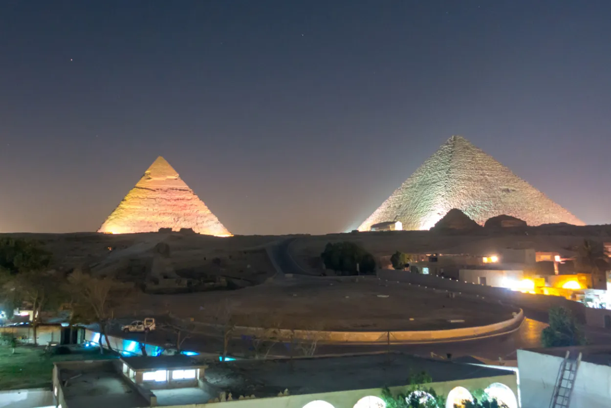 Cena y espectáculo nocturno en las pirámides de Giza