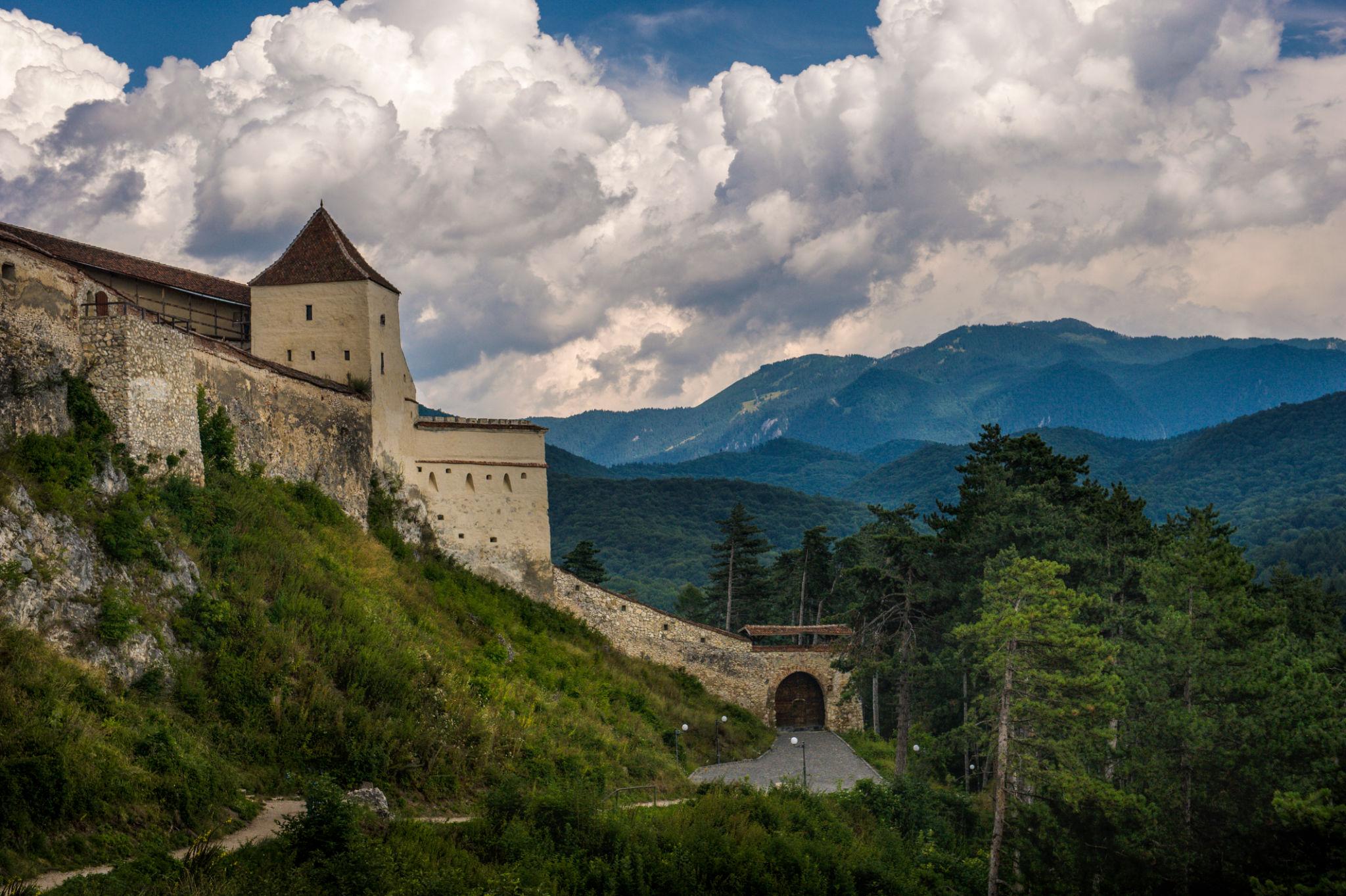 El Mito y la Realidad: El Castillo de Bran y la Fortaleza de Râșnov