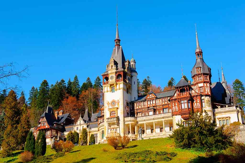 El palacio de cuento de Sinaia y la joya sajona de Brașov