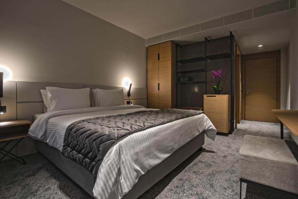 Mona Plaza Hotel