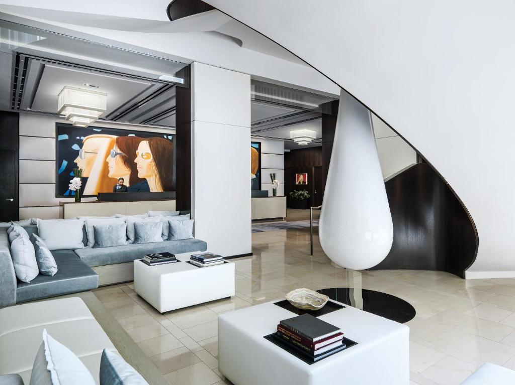 Langham Place, Fifth Avenue