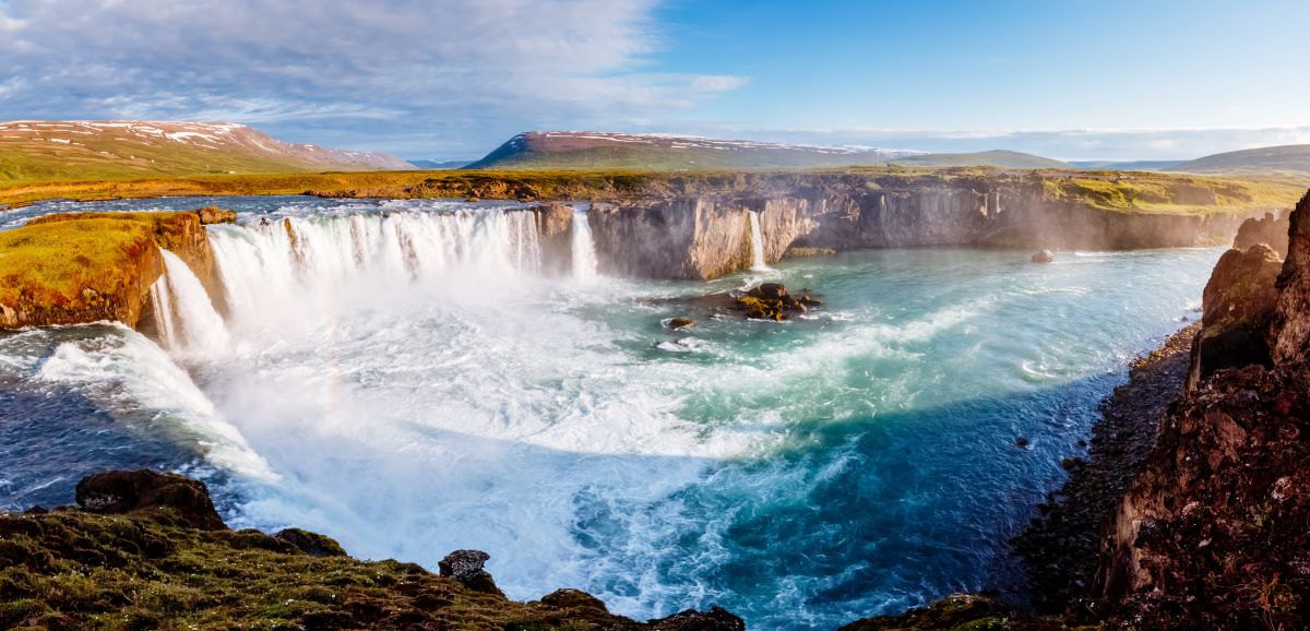 AKUREYRI - HÚSAVÍK/MÝVATN (175 KM)