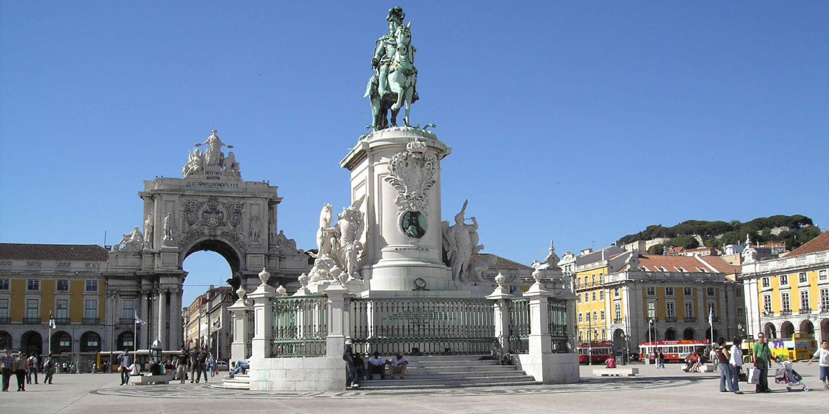 (Do)   OPORTO / AVEIRO / FATIMA / LISBOA (341 km)