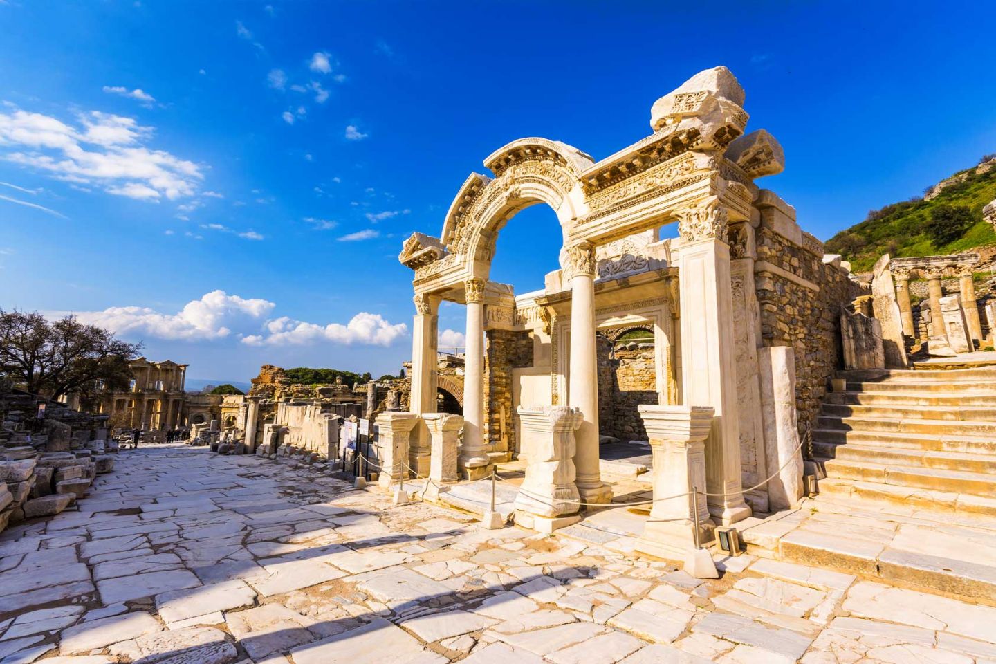 Día 7 : PAMUKKALE — ÉFESO — IZMIR o KUSADASI (280 km — 3 horas)