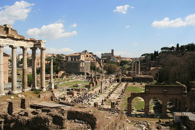 Tour a pie por el Coliseo, el Foro Romano y el Monte Palatino – Acceso prioritario (en español, 3 horas)