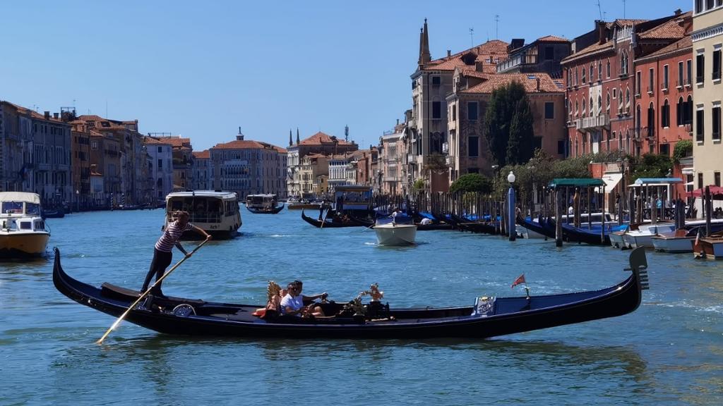 Paseo en góndola, por los canales de Venecia