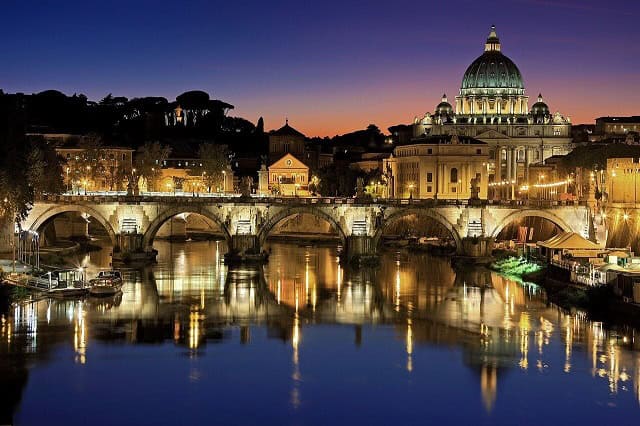 Tour nocturno por la Roma iluminada (2,5-3h, guía en español)