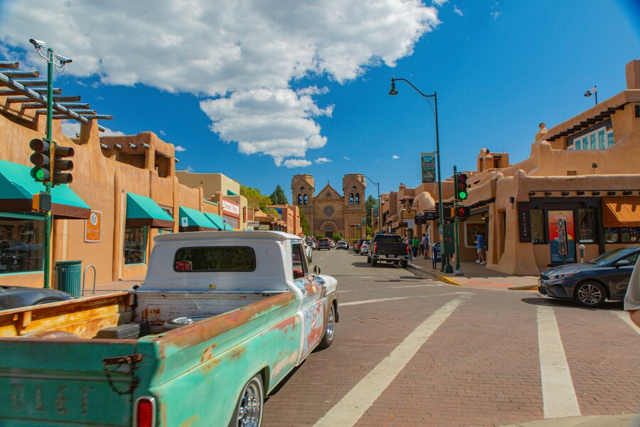 Salida hacia Albuquerque, situada junto al río Grande.  Durante la ruta podremos parar en Tucumcari para conocer su museo histórico. Recorrido aproximado: 461 km.