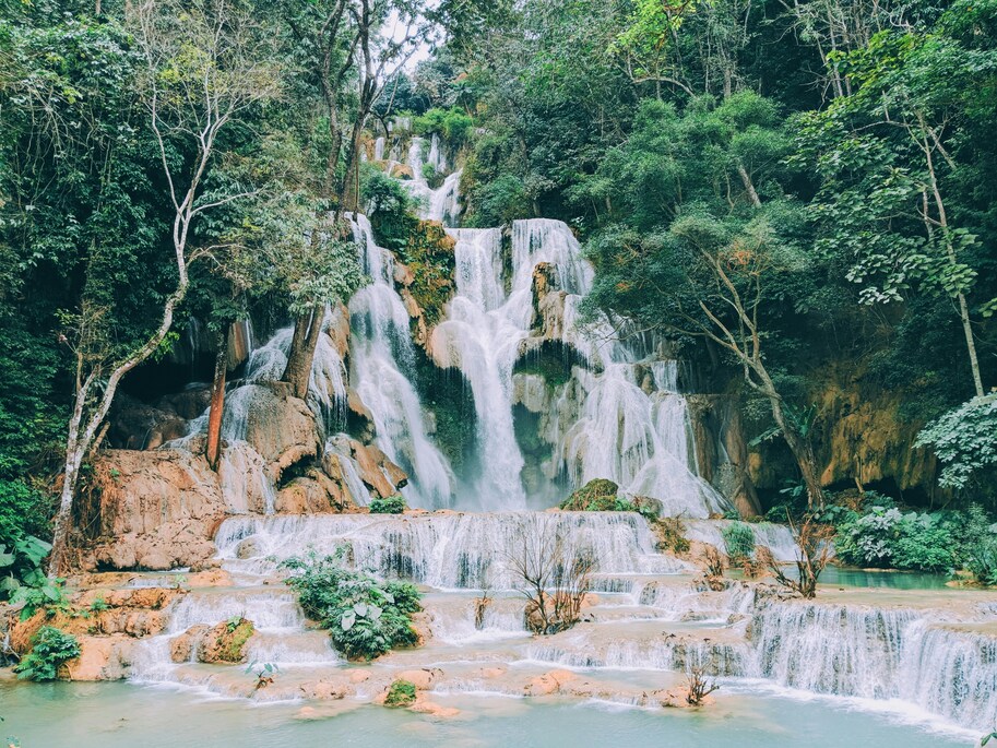Día 6 — Naturaleza y tradiciones en Luang Prabang