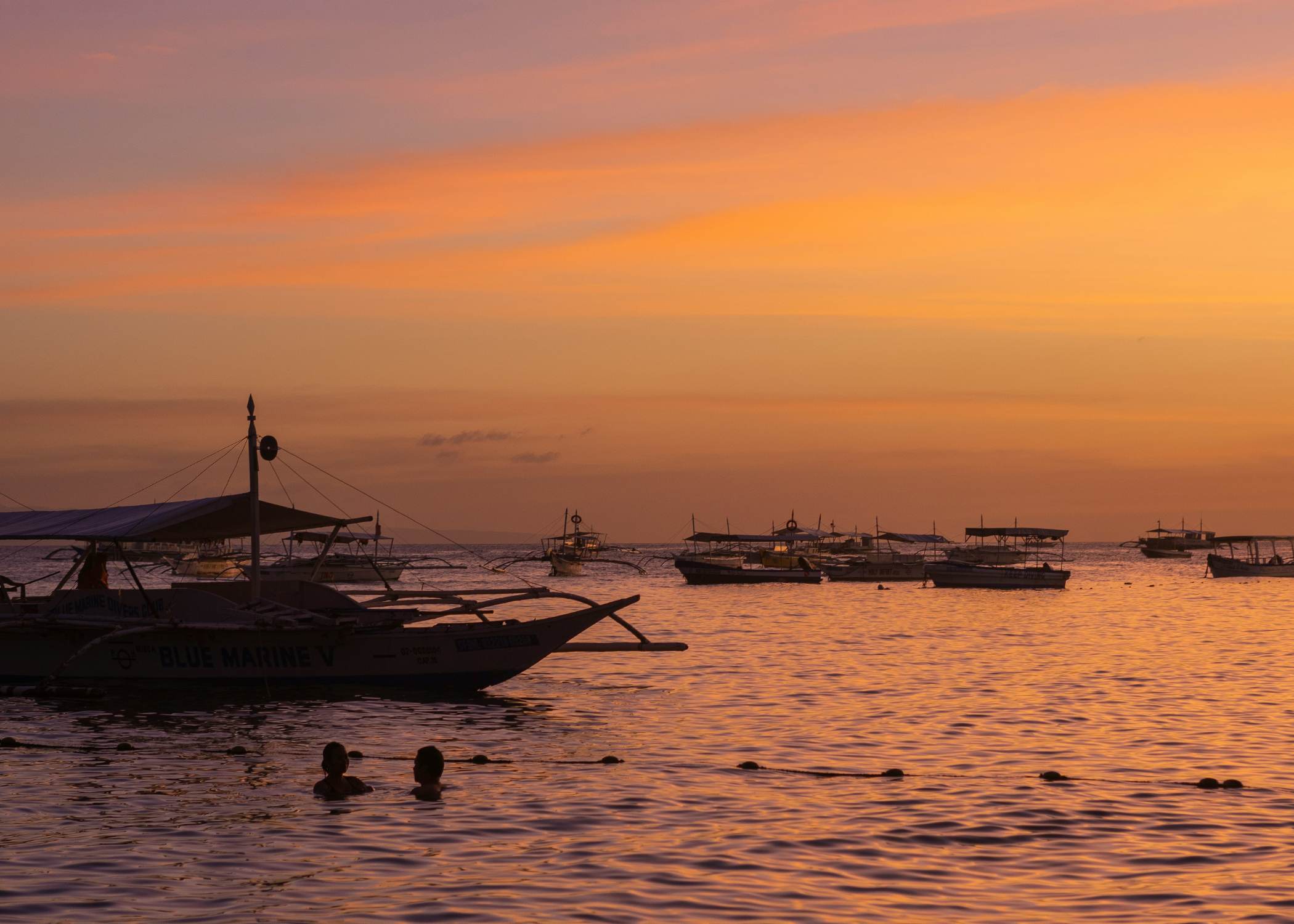Nadando entre sardinas en Napaling y playas turquesas en Panglao