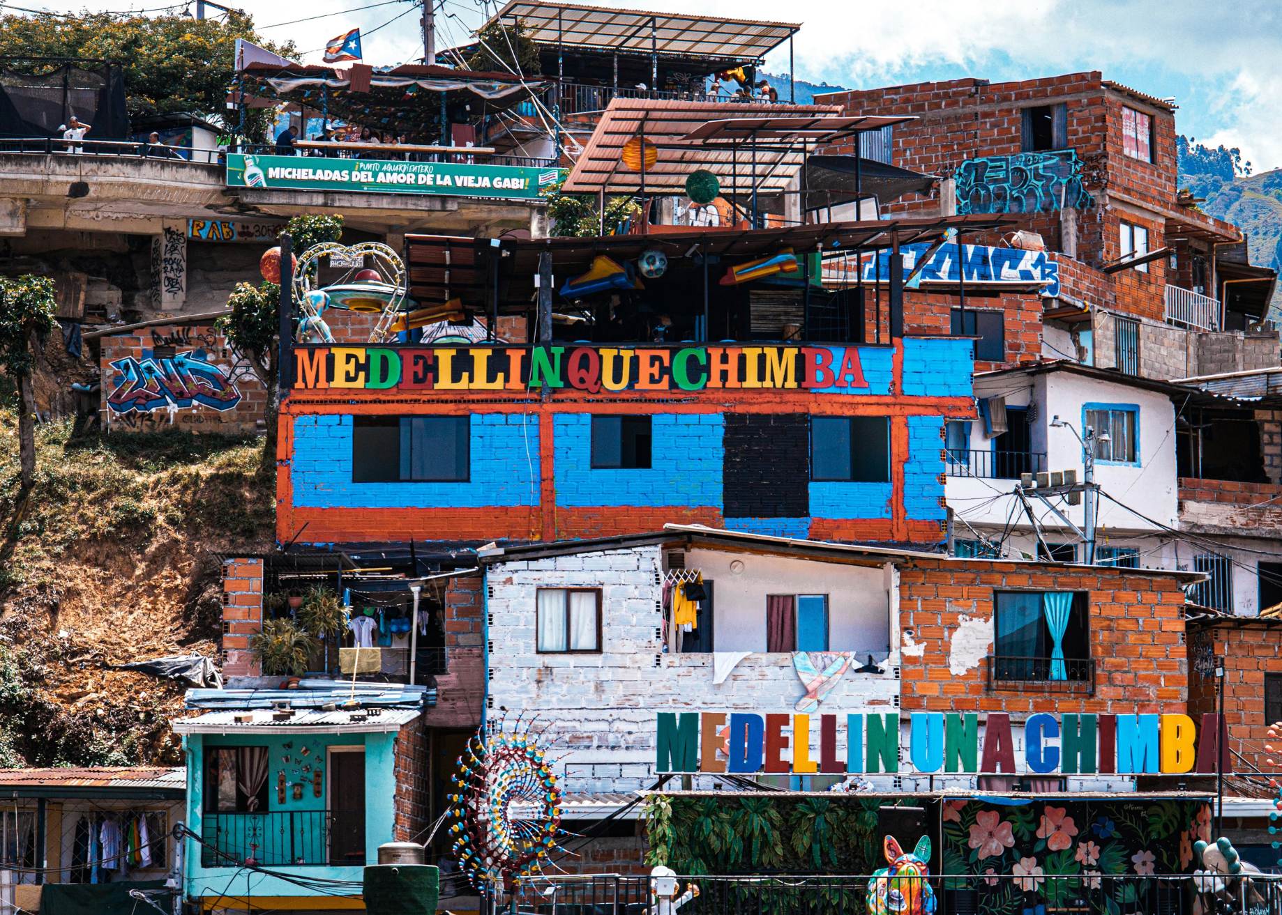 Descubriendo Medellín - Comuna 13 y la Revolución Urbana de Medellín