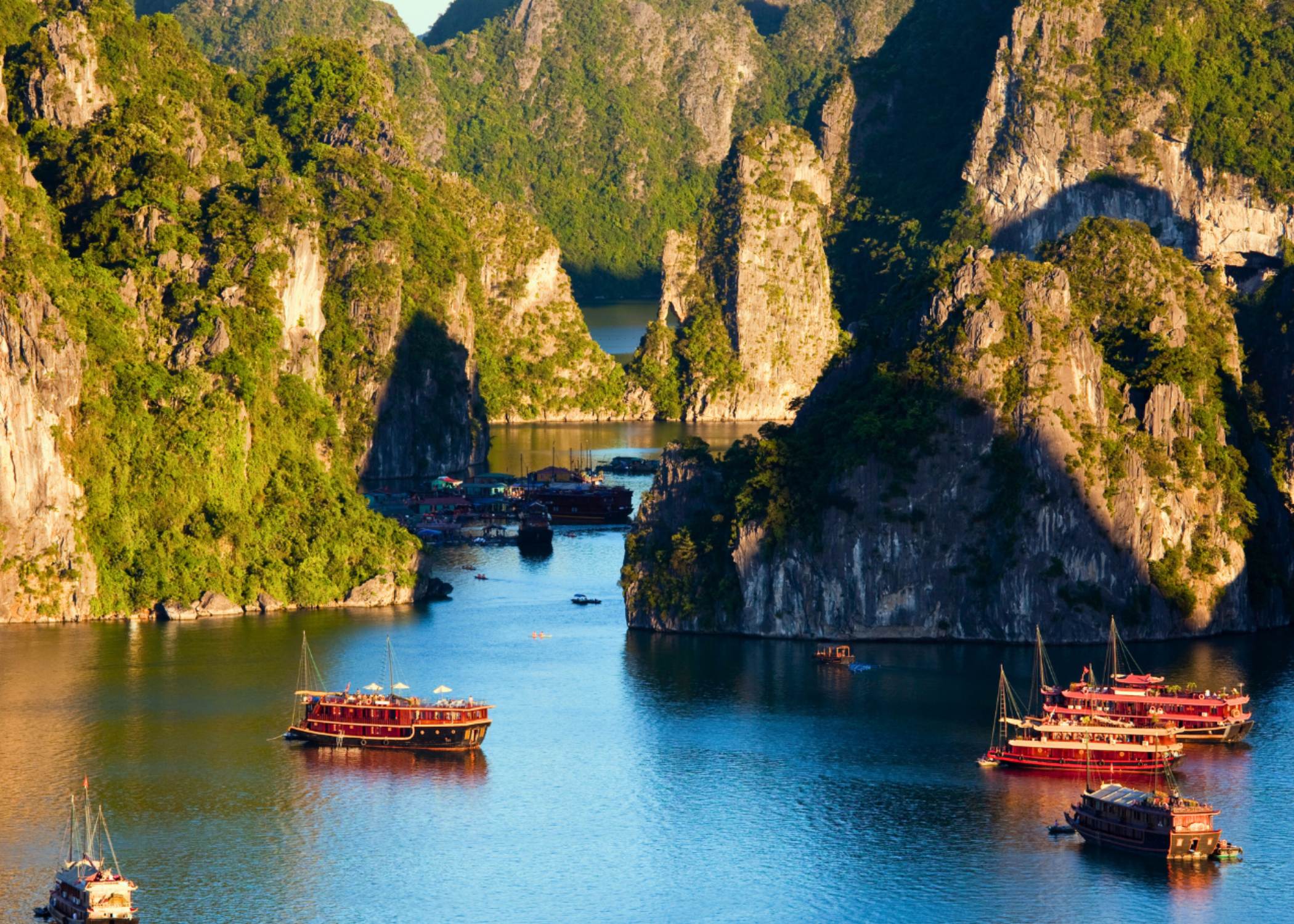 Crucero Bahía de Halong – Vuelo a Danang – Llegada a Hoi An
