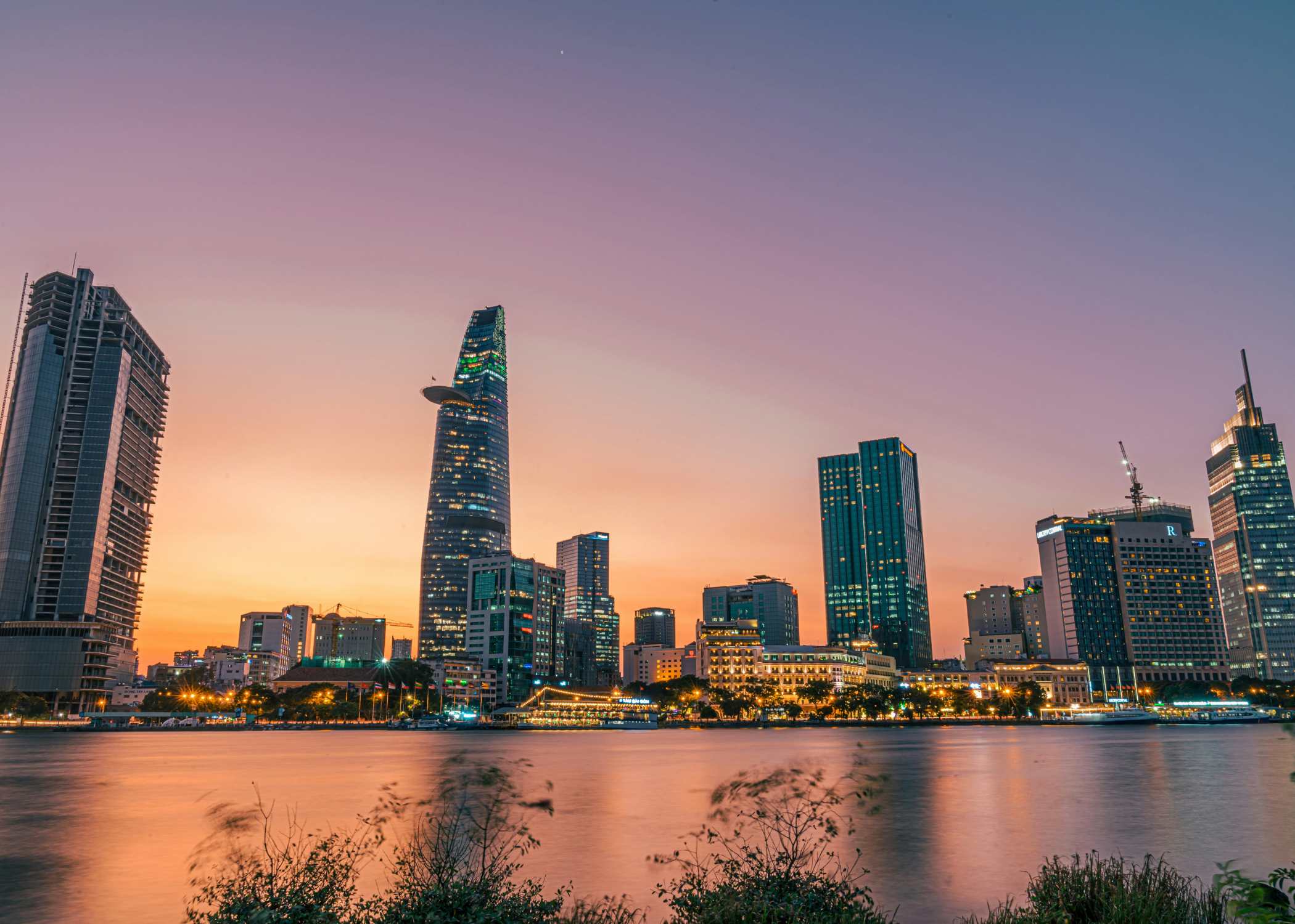 Hué imperial y vuelo hacia la vibrante Ho Chi Minh