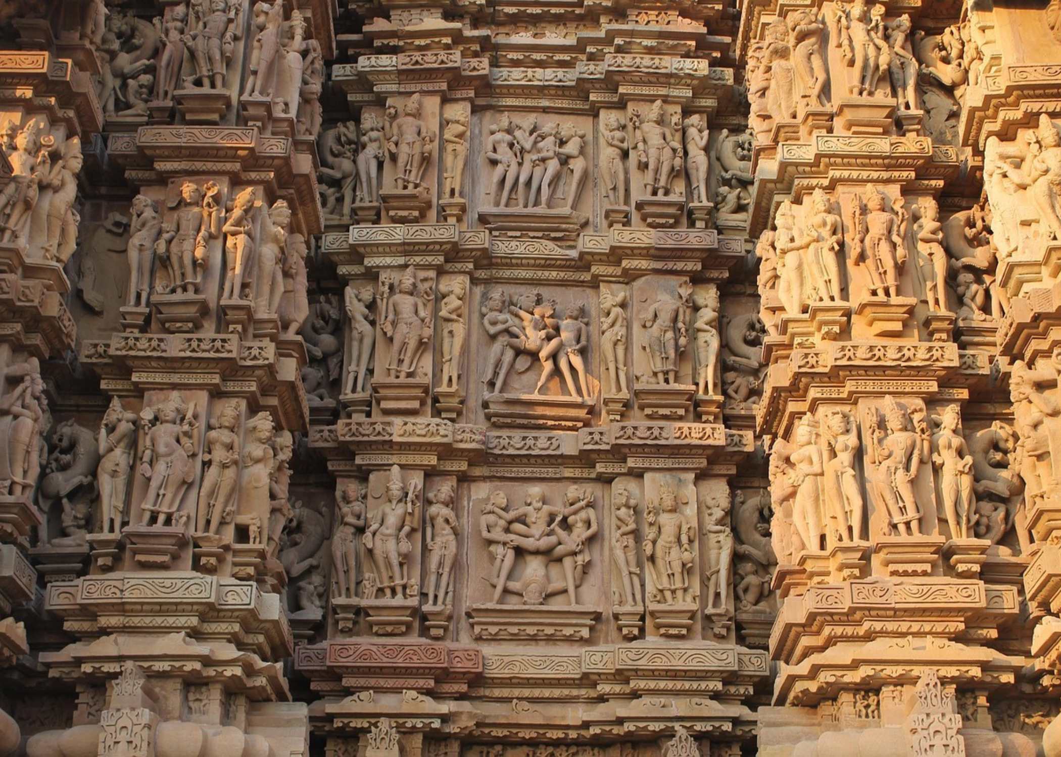 Templos Eróticos de Khajuraho y traslado a la mística ciudad de Varanasi