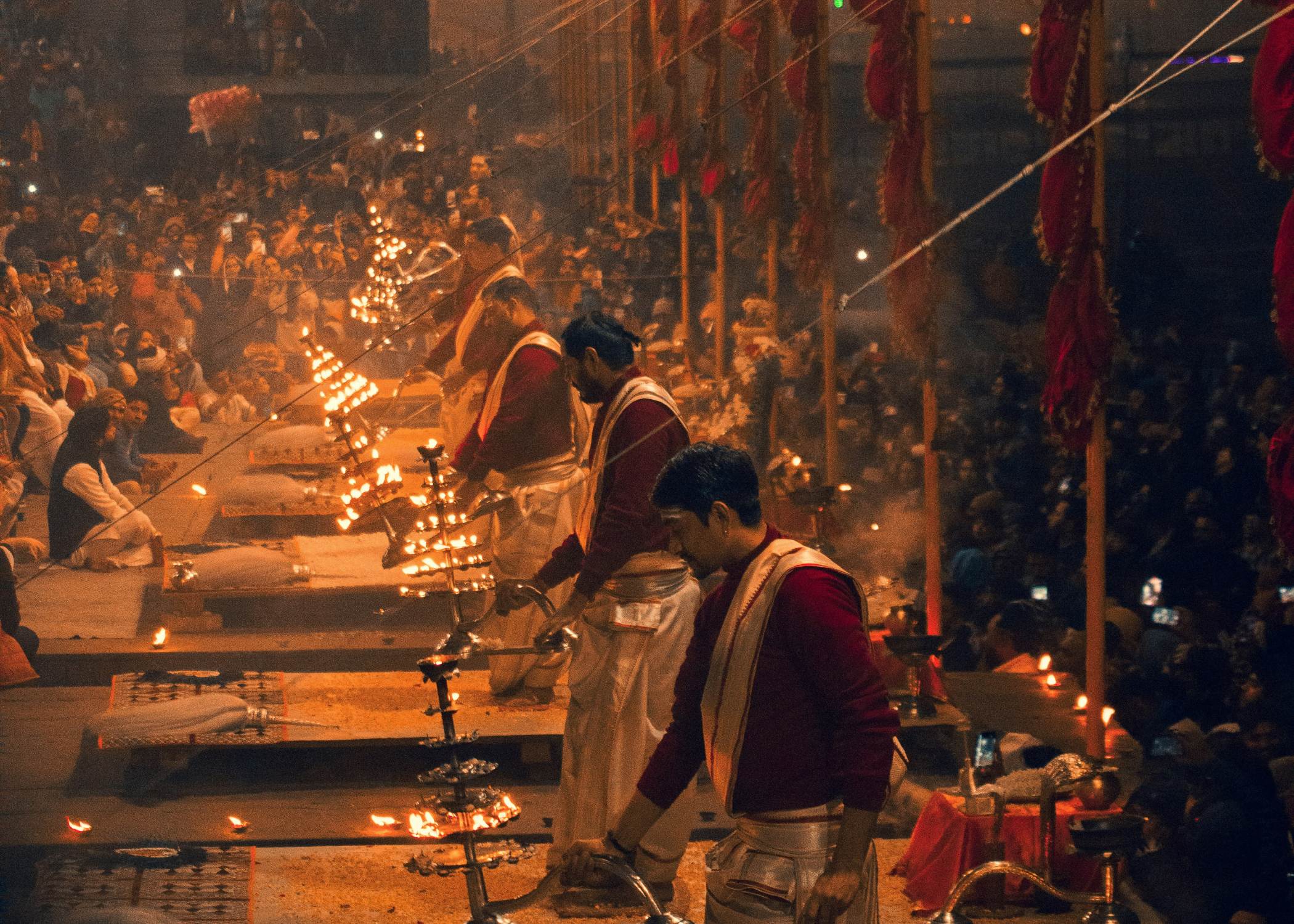 Ceremonia Aarti al atardecer en los Ghats del Ganges