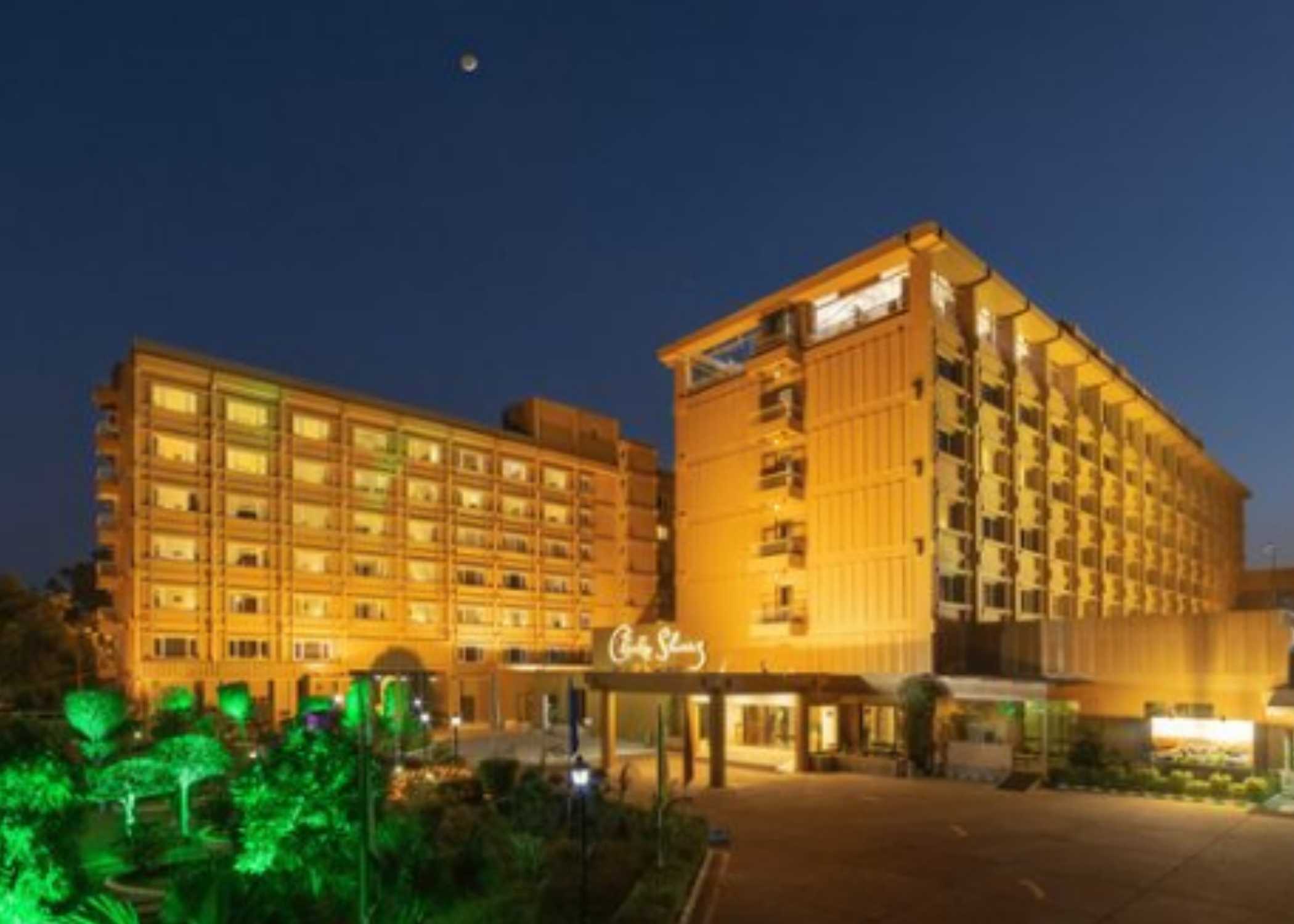Hotel Clarks Shiraz o similar
