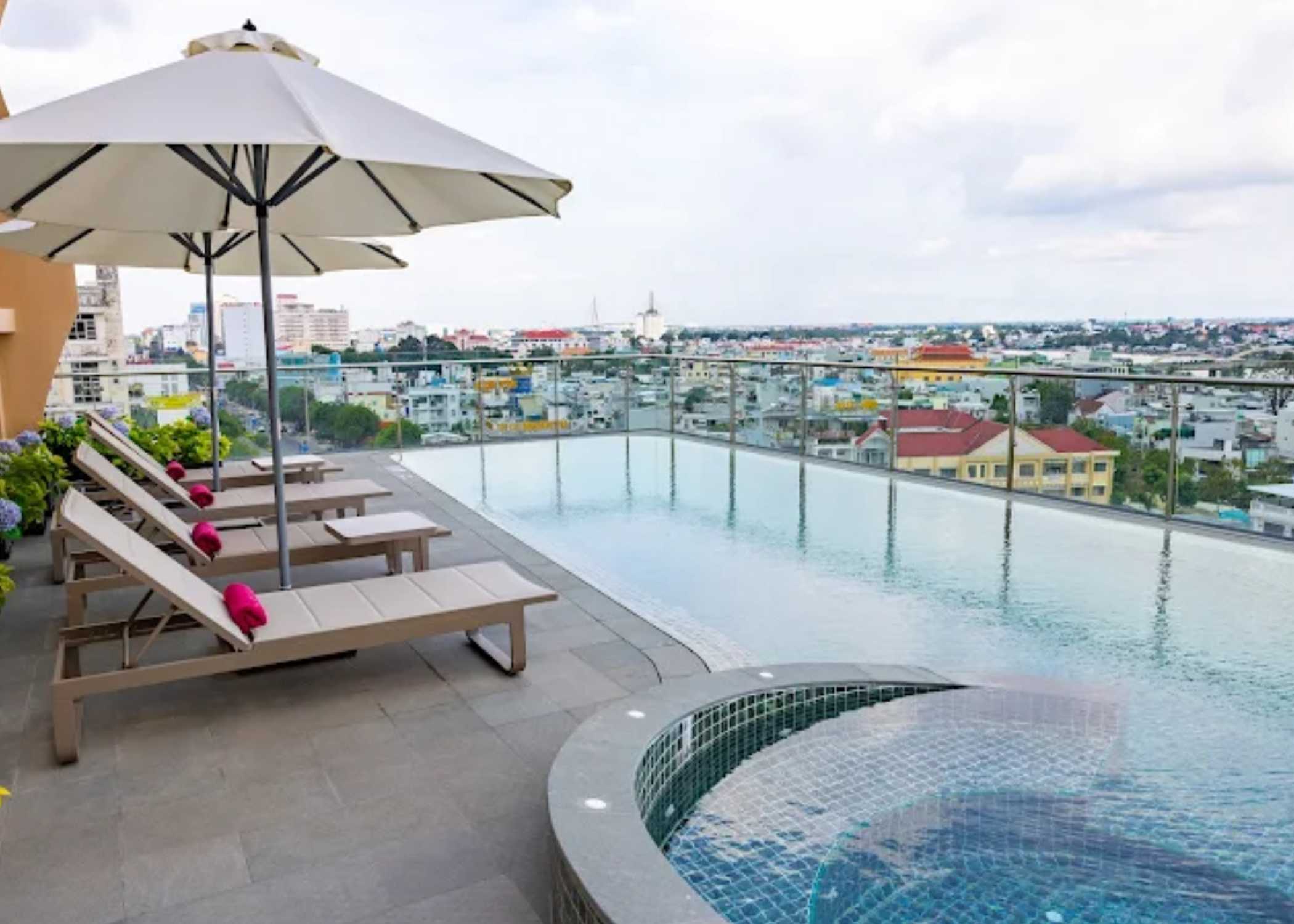 The Iris Signature Hotel and Spa o similar