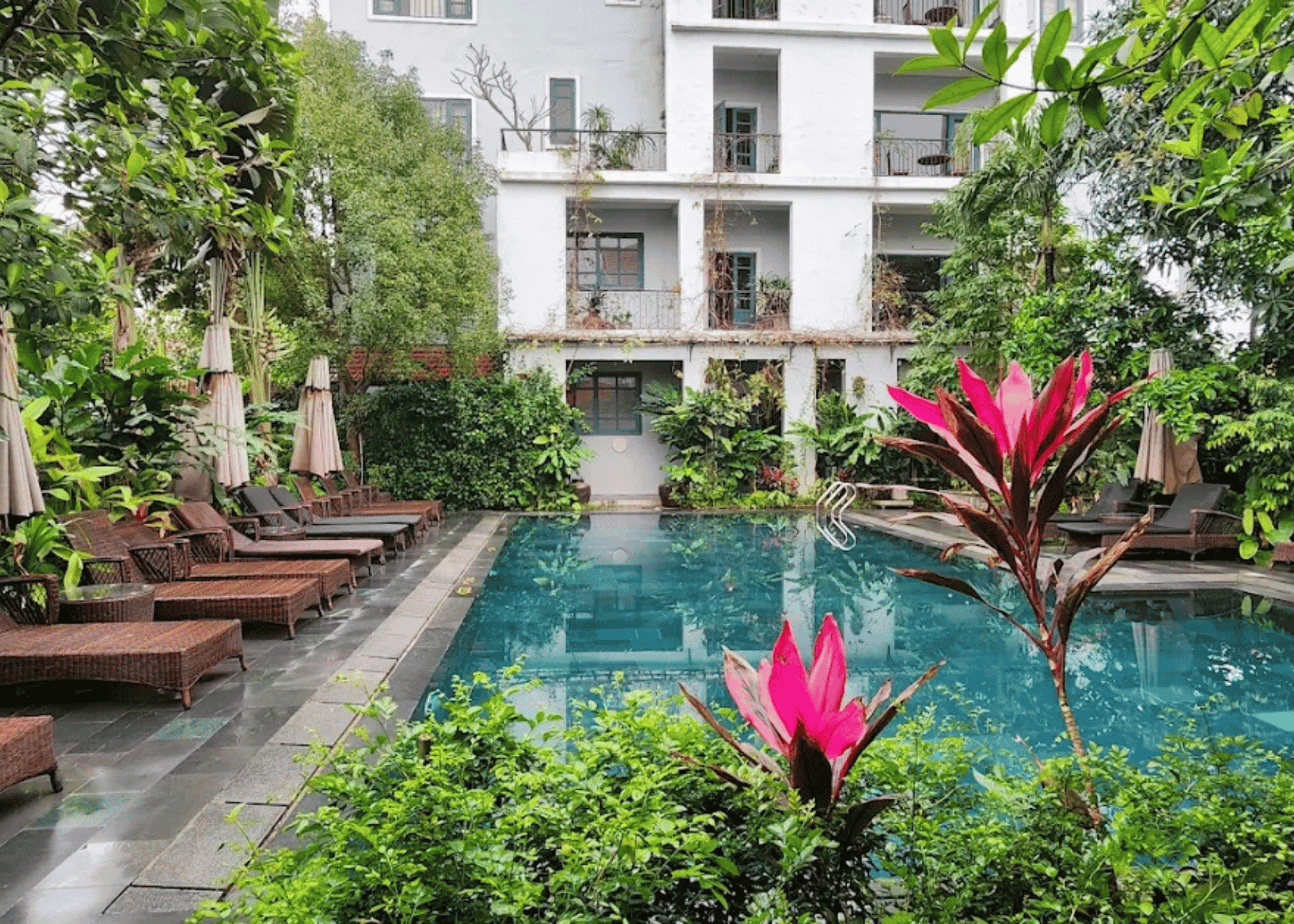 Le Clos du Fil Boutique Hotel & Spa o similar