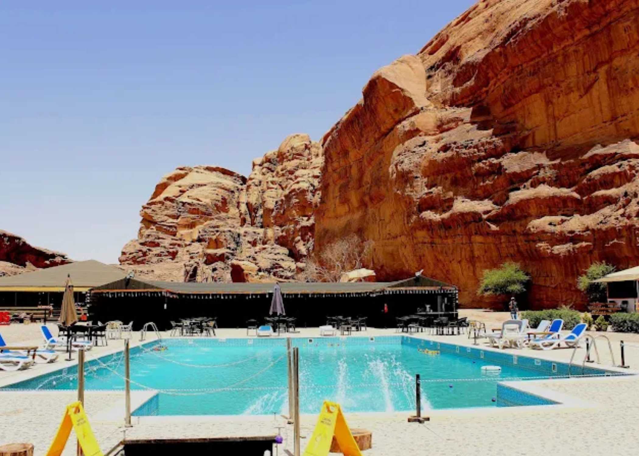 Rum Oasis Camp o similar