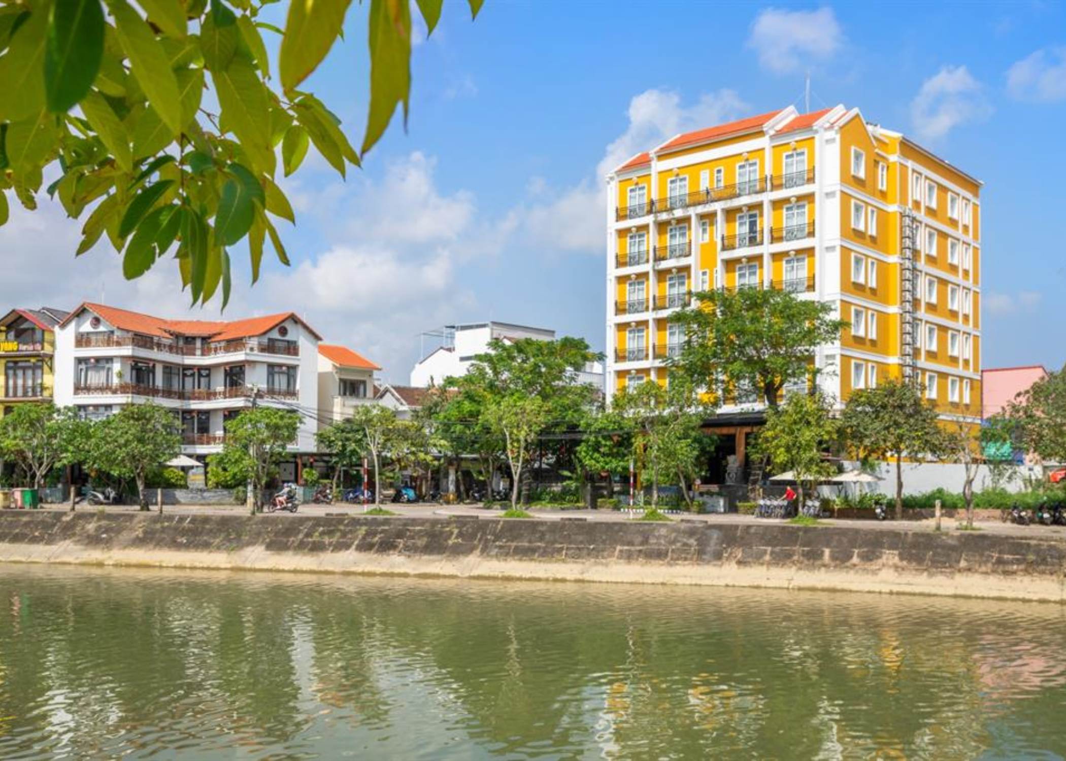 Royal Riverside o similar