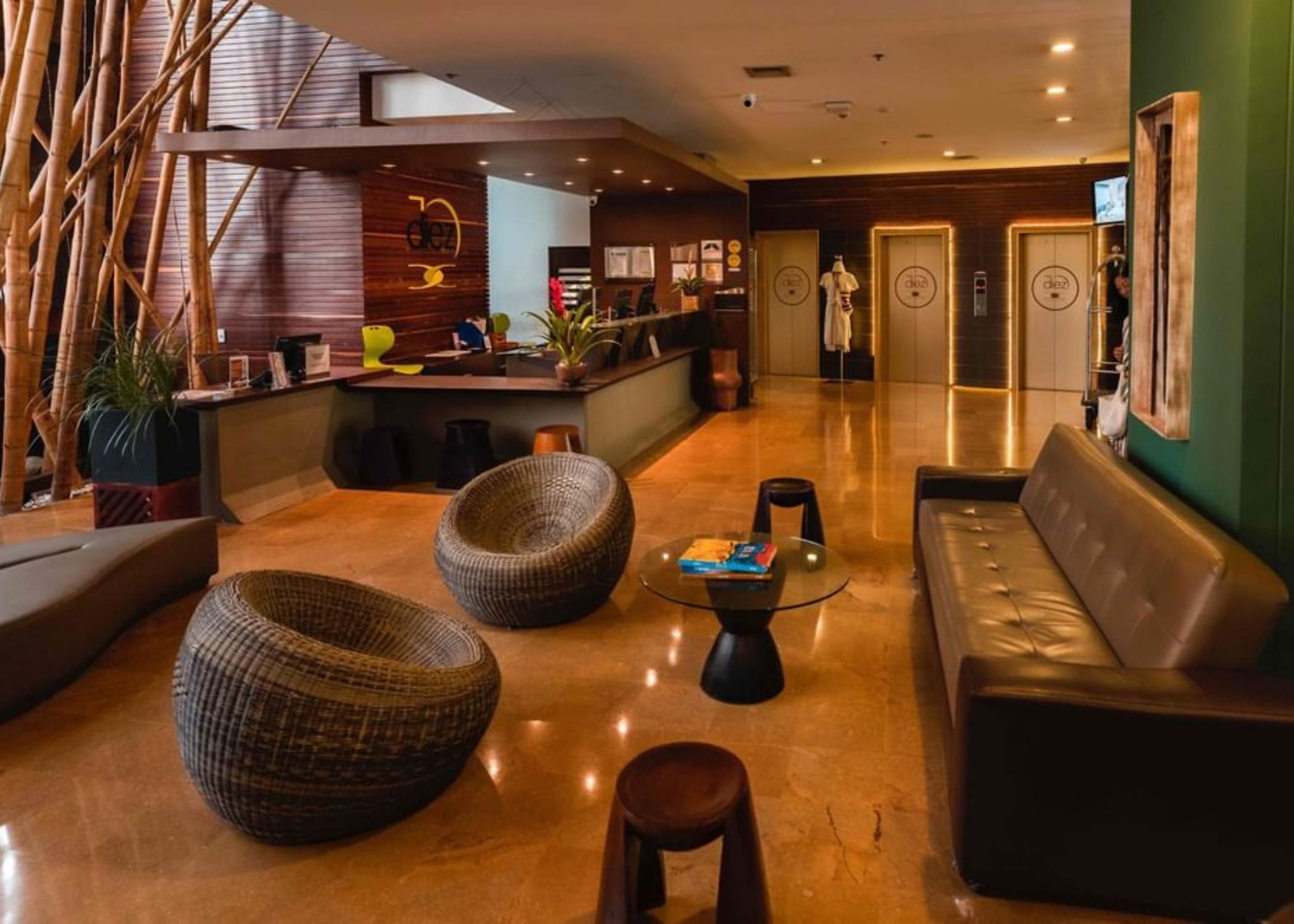 Diez Hotel o similar